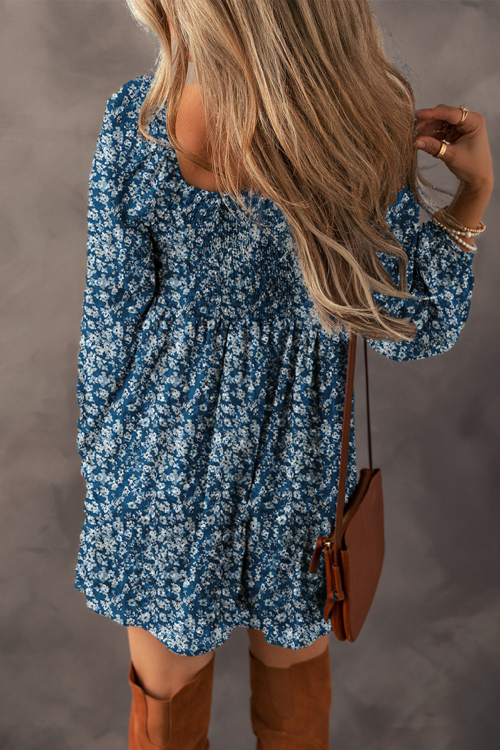 Vestido curto com estampa floral e decote coração